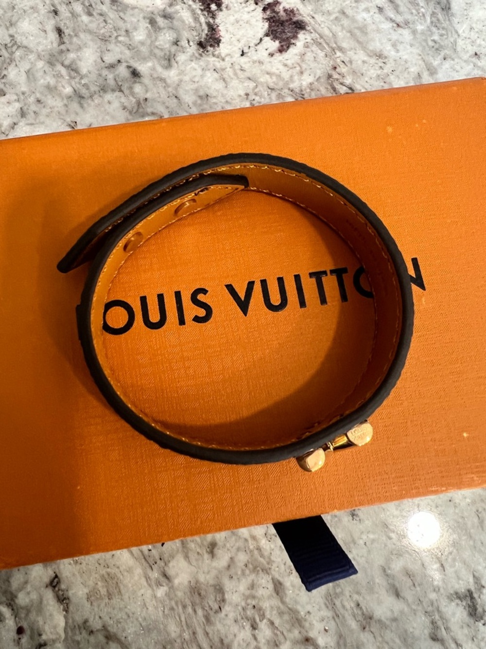 Louis Vuitton Essential V Bracelet (LVXX014) - Picture 6 of 10